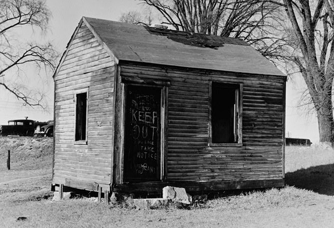 The long-abandoned tollhouse at the top of the Merrimack Flight of locks